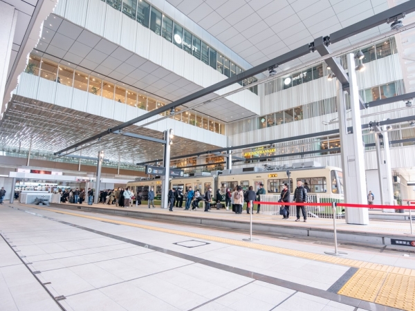 南側から見たエキ×デンスクエアの様子