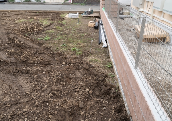 フェンスやブロックの設置と、境界の位置は話し合いで決める