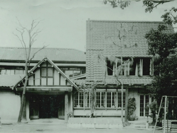 新装した中津学園では門を入ったところにギャラリーを設け、佐伯祐三の絵を展示している。外からも目に付き、立ち止まって眺める人も（筆者撮影）