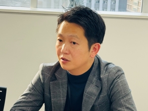 中野区健康福祉部生活援護課では、相談面接や緊急保護、ケースワーカーによる家庭訪問などを通じて、生活困窮者や生活保護利用者の生活保障と自立支援を行う