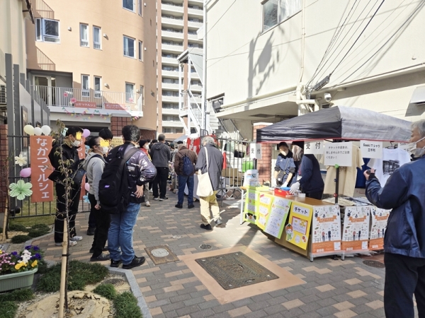 地元の人達に光徳寺善隣館、中津学園の存在をお披露目するために開かれたマルシェ。多くの人で賑わった（写真提供/中津学園）