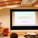 宮城県職員に向けた講義の様子。木製の天井の温かみのある会議室て、プロジェクターに映像を投射させて男性がレクチャーをする。