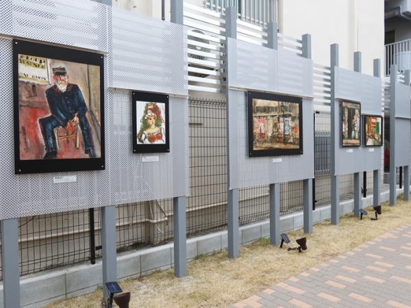 新装した中津学園では門を入ったところにギャラリーを設け、佐伯祐三の絵を展示している。外からも目に付き、立ち止まって眺める人も（筆者撮影）