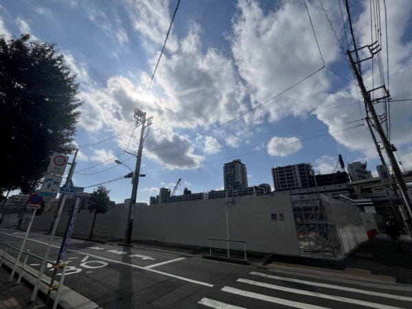 三田小山町西地区第一種市街地再開発事業の構成（北街区・南街区）　※出典：三井不動産株式会社（2023年1月）『「三田小山町西地区第一種市街地再開発事業」権利変換計画認可のお知らせ〜約2.5ha〜、住宅・商業・オフィスのミクストユースプロジェクト〜』