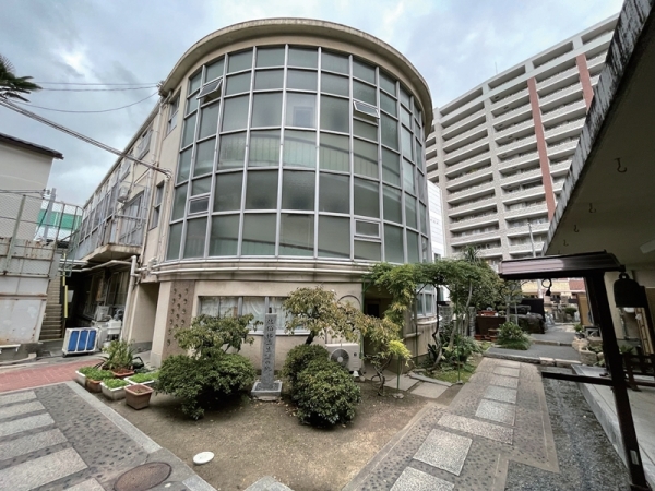 建替え前の建物。ガラス張りのアール部分が印象的だが、耐震的には厳しいものがあった（写真提供/中津学園）