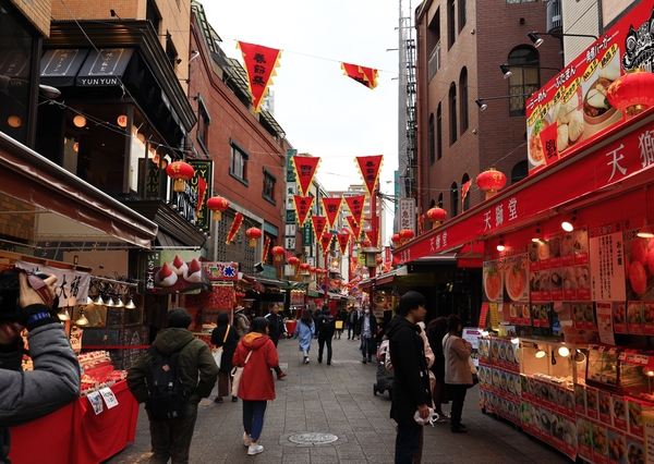 神戸市南京町。1868年の神戸港開港時に外国人居留地へ居住できなかった清国人が集住したことで発展した