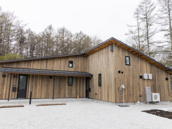 森林に囲まれた立地に映えるカラマツの外壁（撮影：野田雅也）