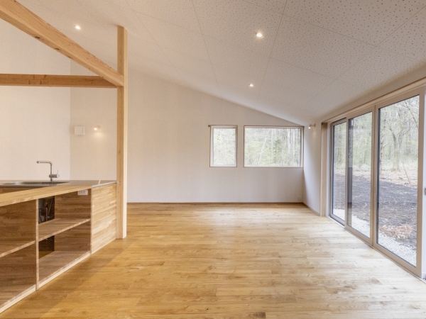 森林に囲まれた立地に映えるカラマツの外壁（撮影：野田雅也）