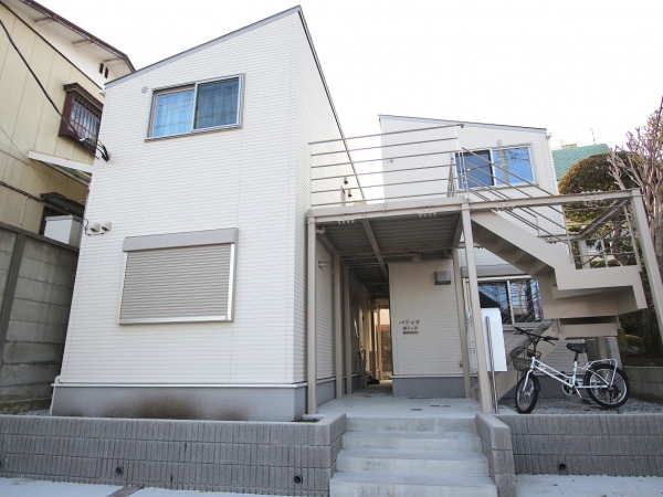 一見すると普通のアパートだが、隣室と分離されていて上下階だけがつながっている構造は珍しい（撮影：高橋真樹）