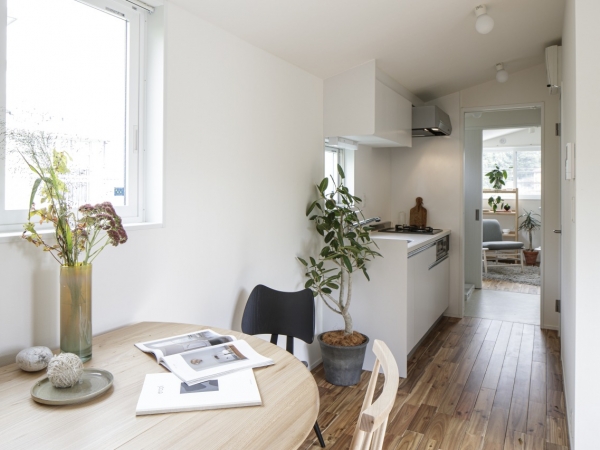 一見すると普通のアパートだが、隣室と分離されていて上下階だけがつながっている構造は珍しい（撮影：高橋真樹）