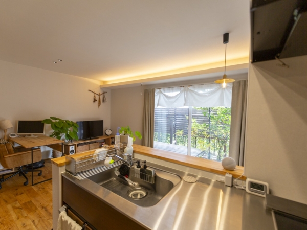 一目でそれとわかる杉板張りの外壁。公園と隣接する立地も魅力（撮影：片岡和志）