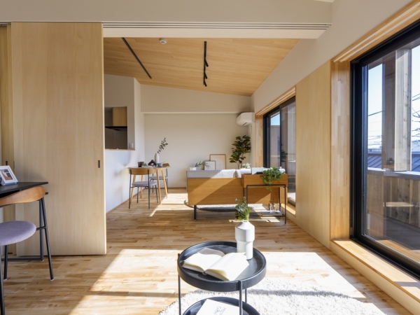 一目でそれとわかる杉板張りの外壁。公園と隣接する立地も魅力（撮影：片岡和志）