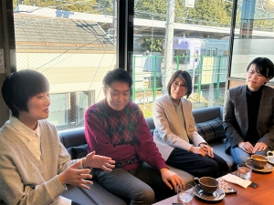 都内某所にて編集者と著者を囲み、依頼当時のことから各分野の今後など話が弾んだ