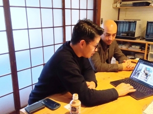 状況を説明する阿部さん、青木さん（編集部撮影）