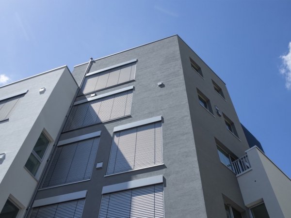 半自由設計の室内には、オーナーによって異なるタイプの部屋に。写真は上下階に分かれた部屋。床は無垢材の杉（撮影：高橋真樹）