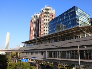 奥に見える高層マンションが、お台場海浜公園駅近くに建つ「ザ・タワーズ台場」