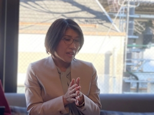 公益財団法人横浜市男女共同参画推進協会経営企画室長・植野ルナ氏。女性の就労支援事業、中・高年単身女性の社会的ニーズ調査・事業開発に携わる