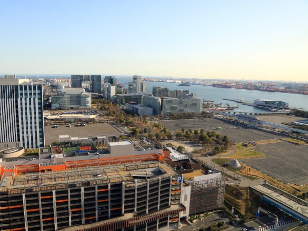 フジテレビ25階の球体展望室からテレコムセンター方面を見た様子。</br>今後、駐車場などとなっている広大な空き地が有効活用されるのか、それとも…