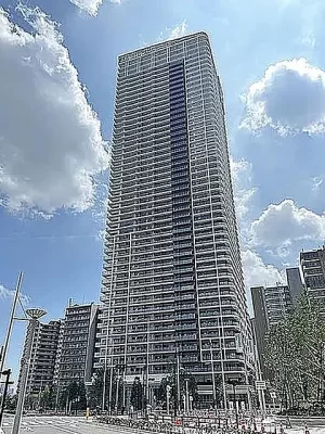 晴海フラッグに建つタワーマンション。晴海フラッグは約18ヘクタールという広大な土地に5,600戸を超える分譲・賃貸住宅と商業施設が整備され、約1万2000人が暮らす街となった。街全体で、エネルギーを効率的に利用するための様々な取り組みが行われている