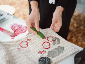 「STAMP DOODLE」が開いたスタンプでつくるサコッシュと服をリメイクするワークショップ