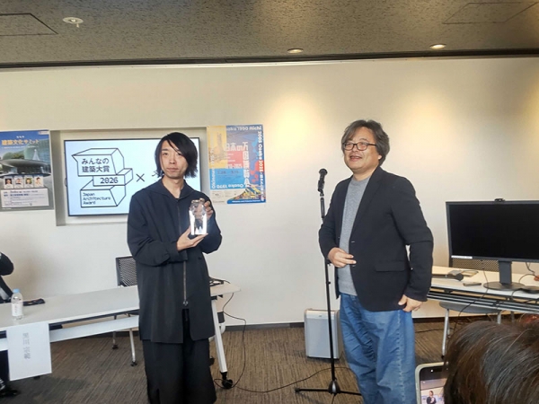 大賞のトロフィー授与の様子