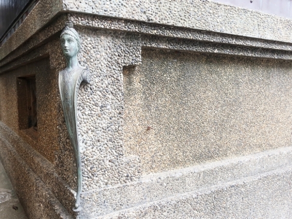 北千住駅の近く、商店街沿いにあった大橋眼科。途中で建替えられており、それほど築年数は古くはなかったが、まちのシンボルだった（写真提供/MINGLE Design Office）