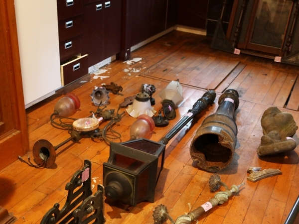 北千住駅の駅前通り商店街の途中にかつて大橋眼科という三角屋根の洋館があった。取壊し直前に移築再建プロジェクトを立ち上がり、クラウドファンディングを実施。部材をレスキュー、建物を３Ðスキャンするなどして再建を目指しているが、再建への道はまだまだ遠い。現状を聞いた。