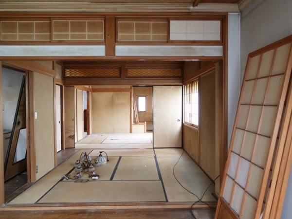 北千住駅の駅前通り商店街の途中にかつて大橋眼科という三角屋根の洋館があった。取壊し直前に移築再建プロジェクトを立ち上がり、クラウドファンディングを実施。部材をレスキュー、建物を３Ðスキャンするなどして再建を目指しているが、再建への道はまだまだ遠い。現状を聞いた。