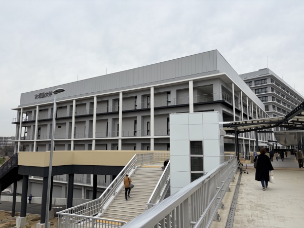 2階デッキのくすのき広場と駅前商業施設イメージ（画像引用：南海電鉄「南海電鉄と堺市が“公民連携”で泉ケ丘駅前地域を再整備！＆南海電鉄による「泉ケ丘駅前活性化計画」が再始動！」）