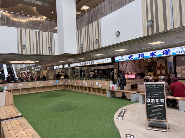 1階駅前南コンコースの大階段と駅前商業施設イメージ（画像引用：南海電鉄「南海電鉄と堺市が“公民連携”で泉ケ丘駅前地域を再整備！＆南海電鉄による「泉ケ丘駅前活性化計画」が再始動！」）