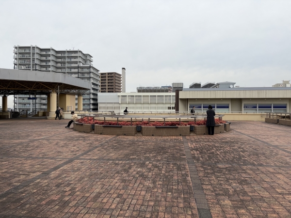 2階デッキのくすのき広場と駅前商業施設イメージ（画像引用：南海電鉄「南海電鉄と堺市が“公民連携”で泉ケ丘駅前地域を再整備！＆南海電鉄による「泉ケ丘駅前活性化計画」が再始動！」）