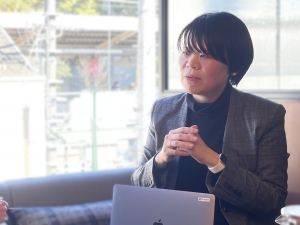 株式会社LIFULL龔軼群氏。上海で生まれ、5歳で来日。大学卒業後にLIFULLの前身である株式会社ネクストに入社、2019年にLIFULLのSDGs事業「ACTION FOR ALL」を立ち上げ、住宅弱者問題に取り組む「FRIENDLY DOOR」の事業責任者を務める