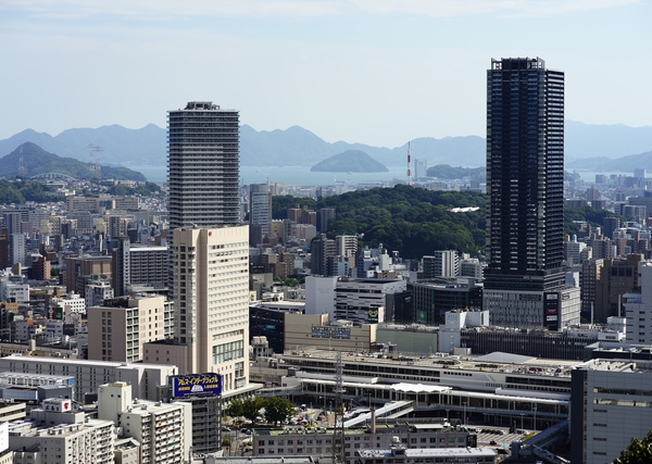 問われる都市の魅力。画像は瀬戸内海を望む広島市の都市風景（画像はイメージ）