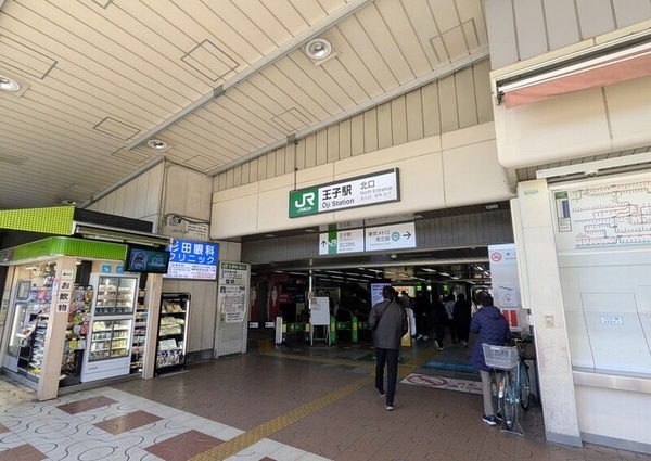 東京都北区・王子が、いま静かに、しかし大きく動こうとしている。超高層ツインタワーの建設、新区役所の移転、そして飛鳥山や石神井川といった豊かな自然を活かした「ウォーカブル・ガーデン」構想。
北区役所へのインタビューと現地取材、そして北区が策定した「王子駅周辺まちづくりガイドライン」をもとに、