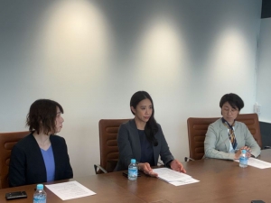 「養子縁組を希望する同性カップルが、ある自治体の窓口で『将来的に同性婚が制度化された場合、婚姻ができなくなる可能性がありますが、それでもよろしいですか？』と確認を受けたことがあったと聞き、当事者への理解や配慮の広がりを感じた」と話す場面もあった