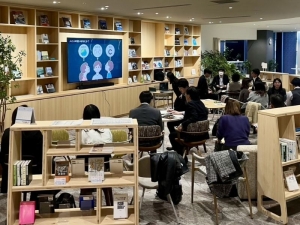 当日の様子。講師の薄葉ゆきえ氏の軽妙なトークとカフェの雰囲気も相まって、肩肘の張らない和やかなムードの研修となったという（UR提供）