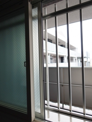 二重になった窓。住戸によっては結露もあったそうで、改修後快適さを実感した人も多かったはずだ（写真提供/エフ・ケー・ジェイ）