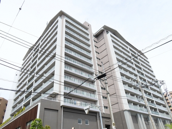 住宅部分の入口があるのは川越街道とは反対側。外観からこの建物の築年数が分かる人はいないのではなかろうか。メンテナンスは重要だ（筆者撮影）