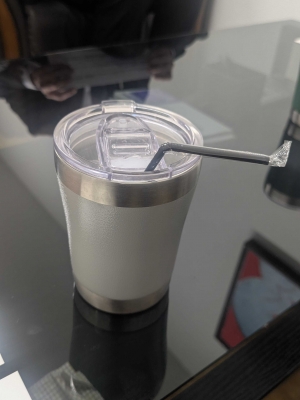 インタビュー時、取材スタッフに提供していただいたアイスコーヒー。ストローの袋を口元だけ残し衛生的に保つ方法は、カフェさながらの気配り