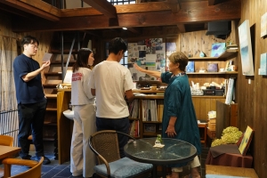 関係者に当時の話を聞く。地道な作業だ（写真提供/omusubi不動産）