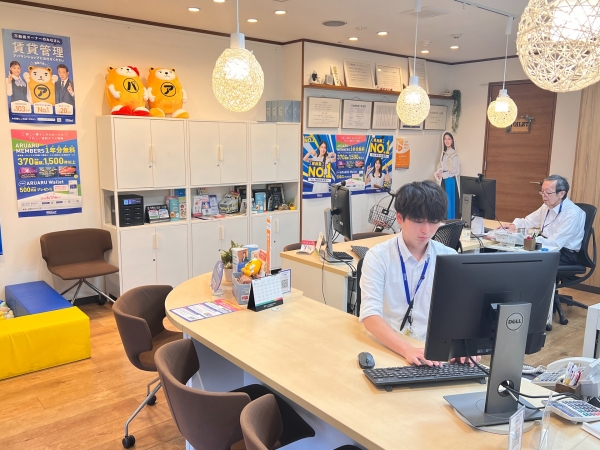 APAMANでは、フランチャイズの「アパマンショップ」加盟店へ基幹システム「AOS」の提供や人材採用といったさまざまな支援を行っている。店舗戦略についても、加盟する不動産会社の経営者と膝を突き合わせて議論するという