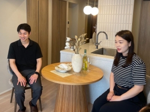 株式会社コスモスイニシア 流通事業部 大澤龍一氏（左）と流通事業部事業推進部 小内るみな氏（右）