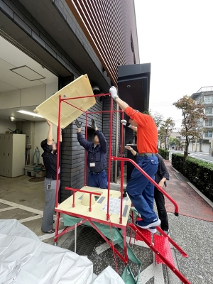 非常用トイレを組み立てているところ。単に備蓄してあるというのに留まらず、自分たちで組み立てられるようにという。ここまで実践している例は少ないのではなかろうか（写真提供/エフ・ケー・ジェイ）
