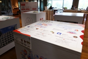 PYNTオフィス内には取り組んでいるプロジェクトについての説明などが掲示されていた（筆者撮影）