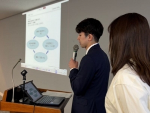 社内プレゼンの様子。大澤氏は普段は区分マンションの仕入業務に従事しており、商品企画はこのコンペティションが初となる