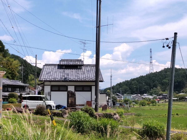 地盤沈下で傾き修復された建物。被害を受けた建物は数軒にものぼる