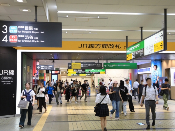 再開発に伴い、工場のある街から住宅街に生まれ変わった武蔵小杉。駅近くには昔ながらの飲み屋街も見られた