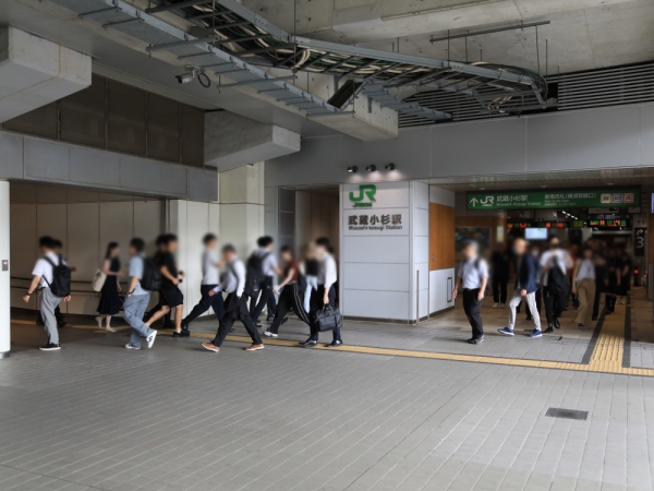 武蔵小杉駅近くの「グランツリー武蔵小杉」。1階から4階までが商業施設になっているなど、駅周辺には暮らすのに便利な商業施設も充実している