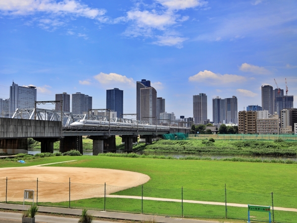 多摩川の向こう岸に見えるのが武蔵小杉のタワーマンション群
