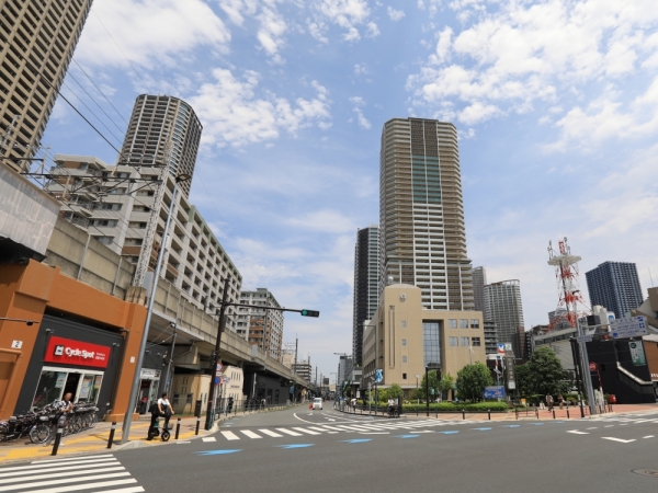 交差点近くの薄茶色の建物が川崎市中原区役所。マンションが大きいため、区役所がずいぶん小さく見える。</br>武蔵小杉に建つ多くのタワーマンションが、近いうちに大規模修繕の時期を迎えることとなる